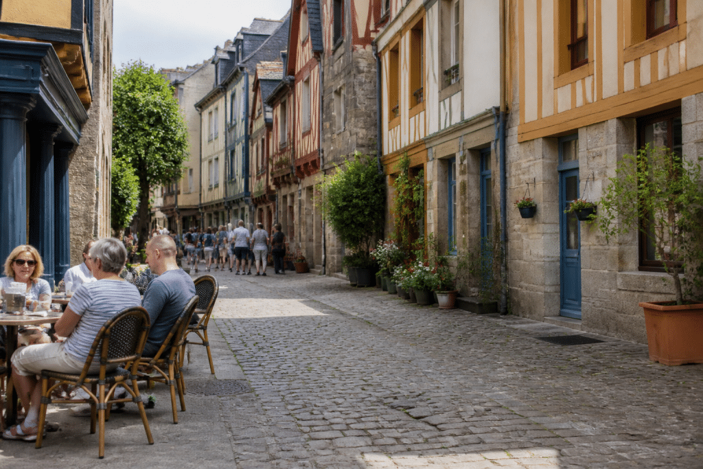 Rues pavées d'Auray avec terrasses animées et façades colorées