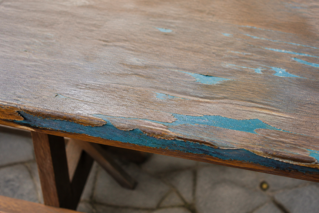 Bois endommagé montrant écaillage vernis et décoloration bleue