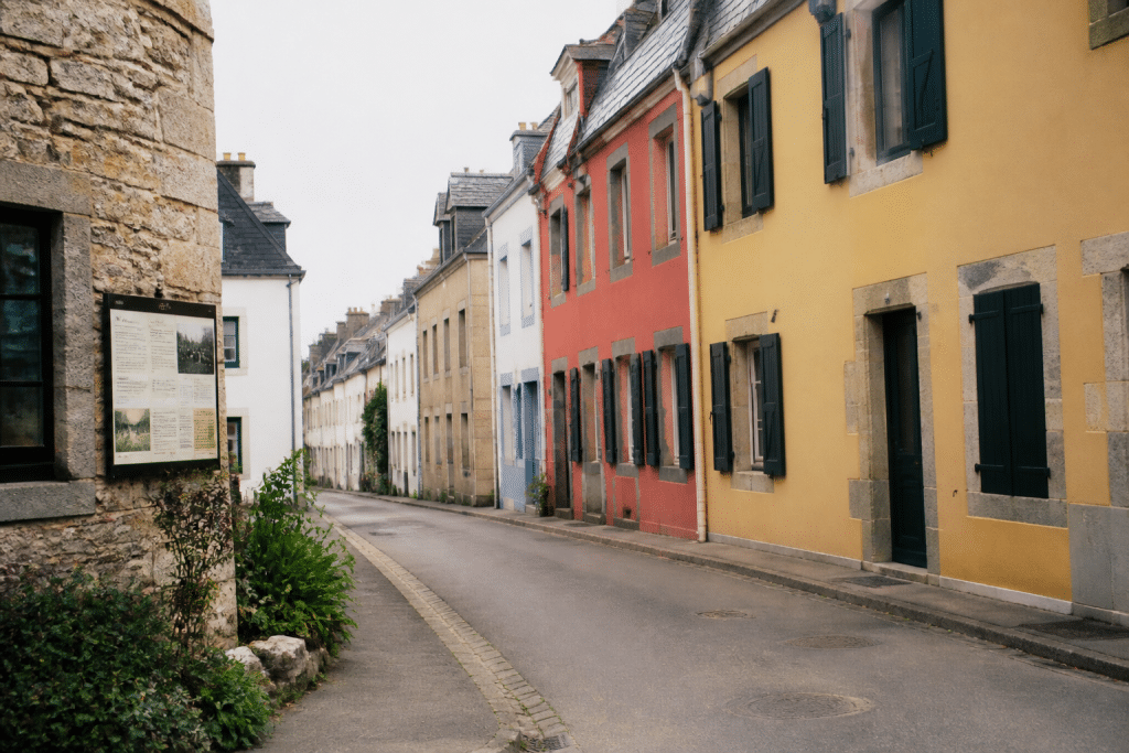 Rues d'Auray avec facades colorees et panneaux informatifs quartier