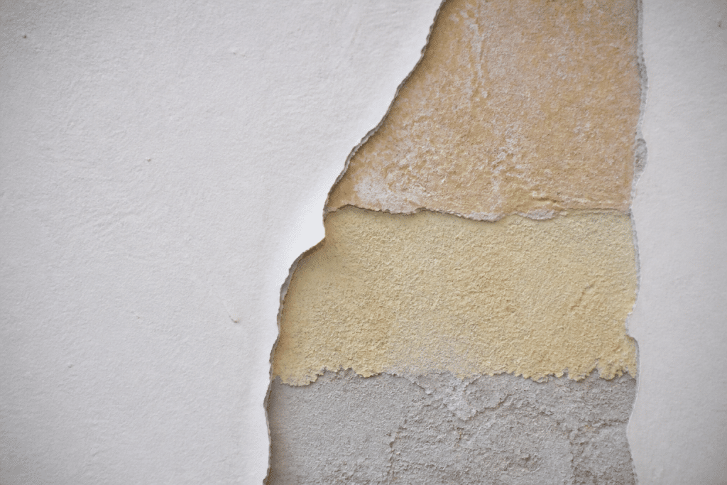 Mur blanc montrant trois couches superposees de revetement