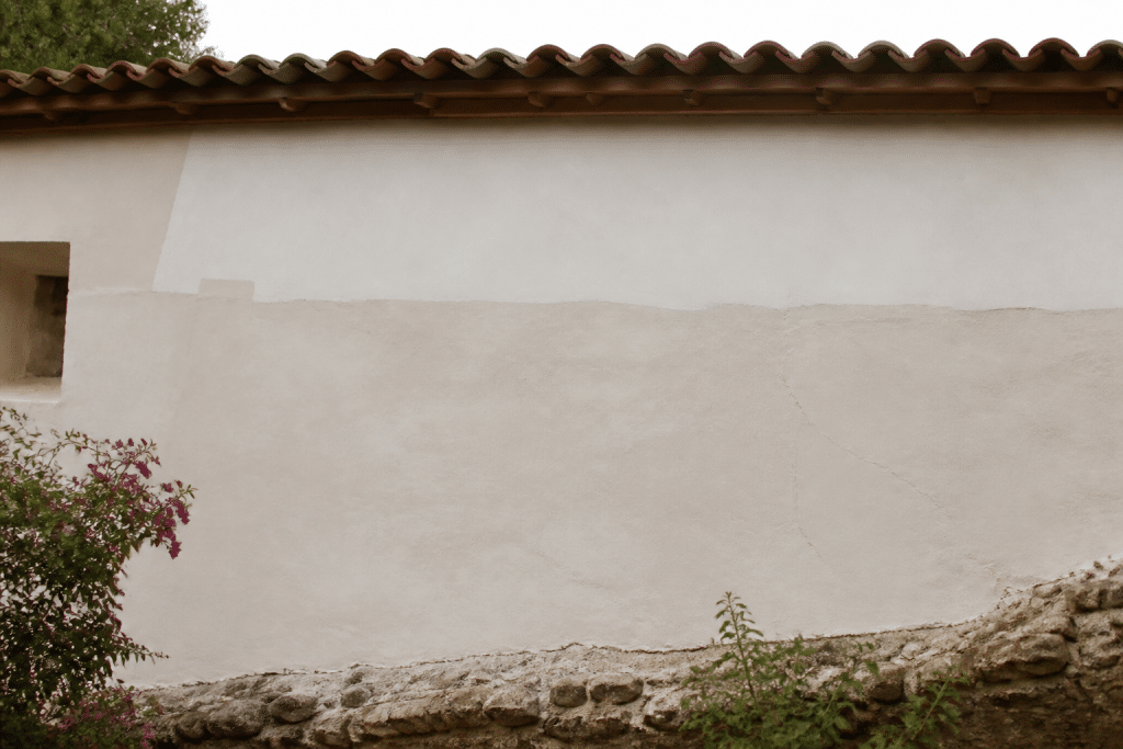 Mur enduit chaux blanc séchage progressive trois couches