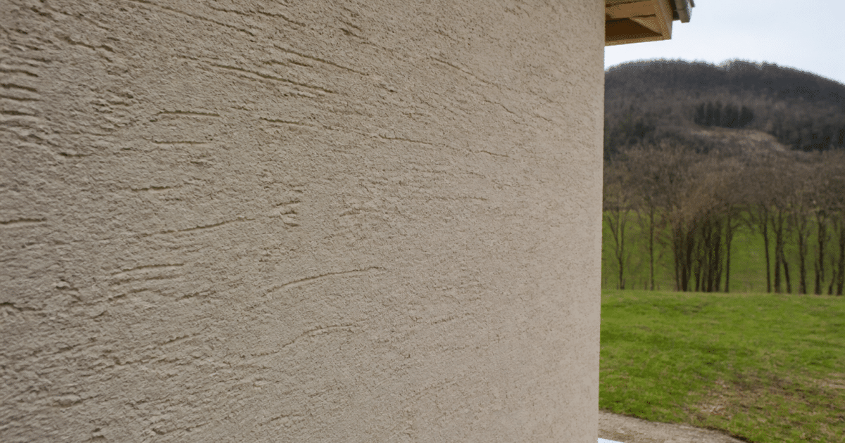 Échantillon de façade avec enduit gratté texture pierre beige