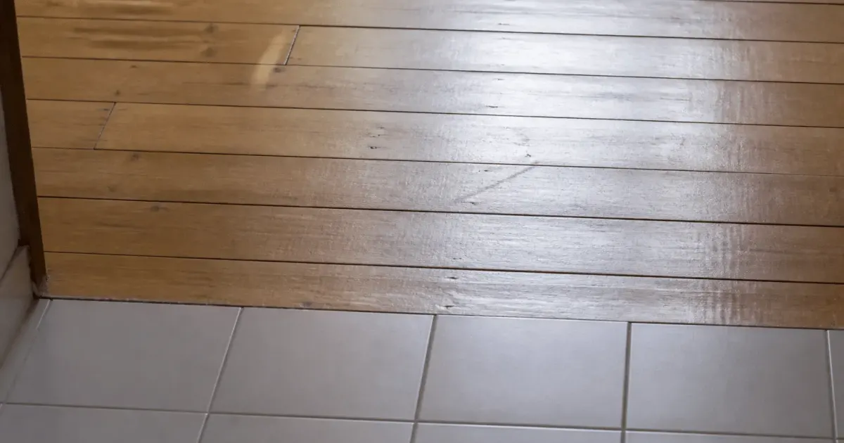Planches bois posees horizontalement sur carrelage blanc
