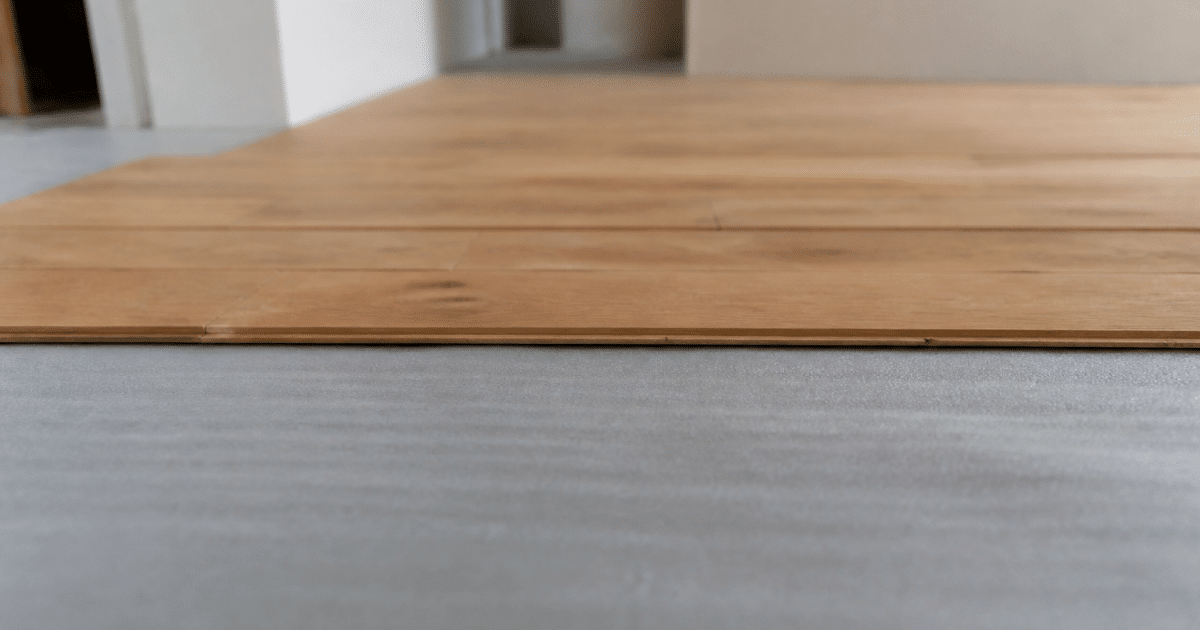 Lames de parquet alignees horizontalement sur sous-couche grise