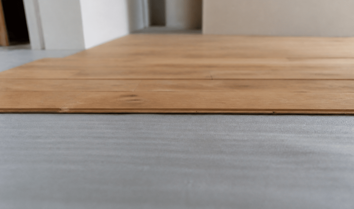 Lames de parquet alignees horizontalement sur sous-couche grise