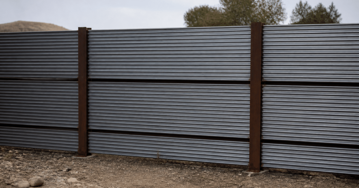 Panneaux acier ondules empiles horizontalement sur structure metallique