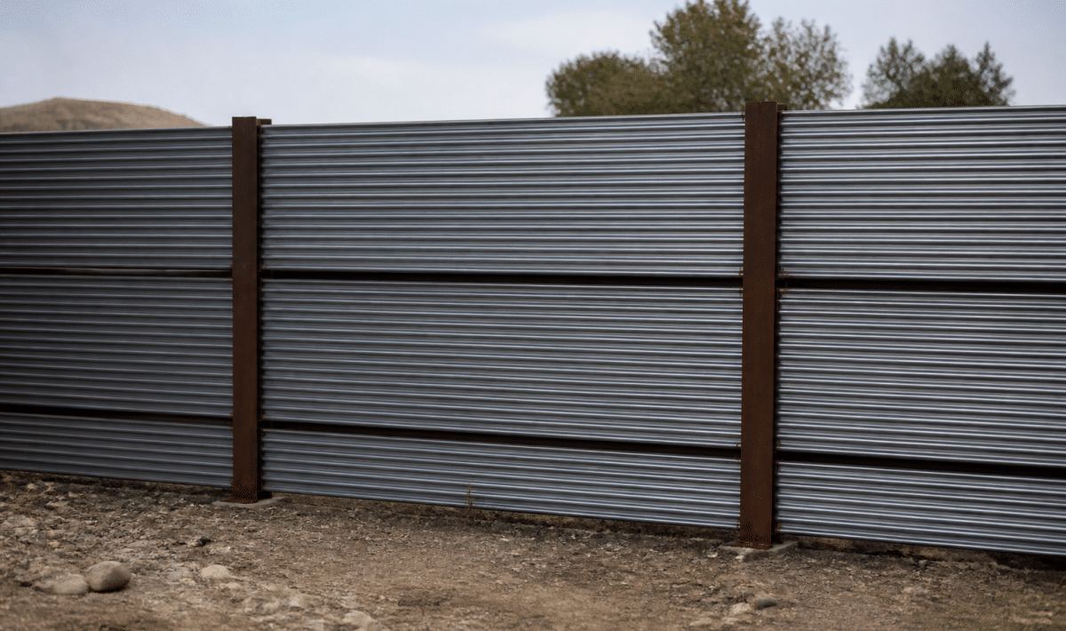 Panneaux acier ondules empiles horizontalement sur structure metallique