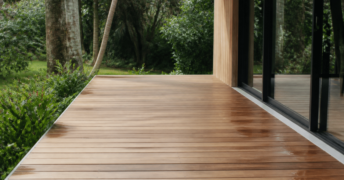 Planches bois tropical posees horizontalement sur structure terrasse
