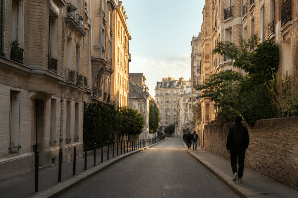 Rue residentielle avec immeubles et piétons en fin d'après-midi