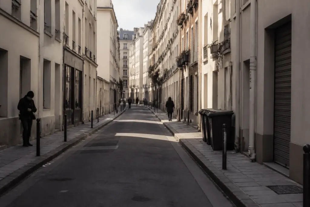 Rue urbaine avec immeubles résidentiels et commerces locaux