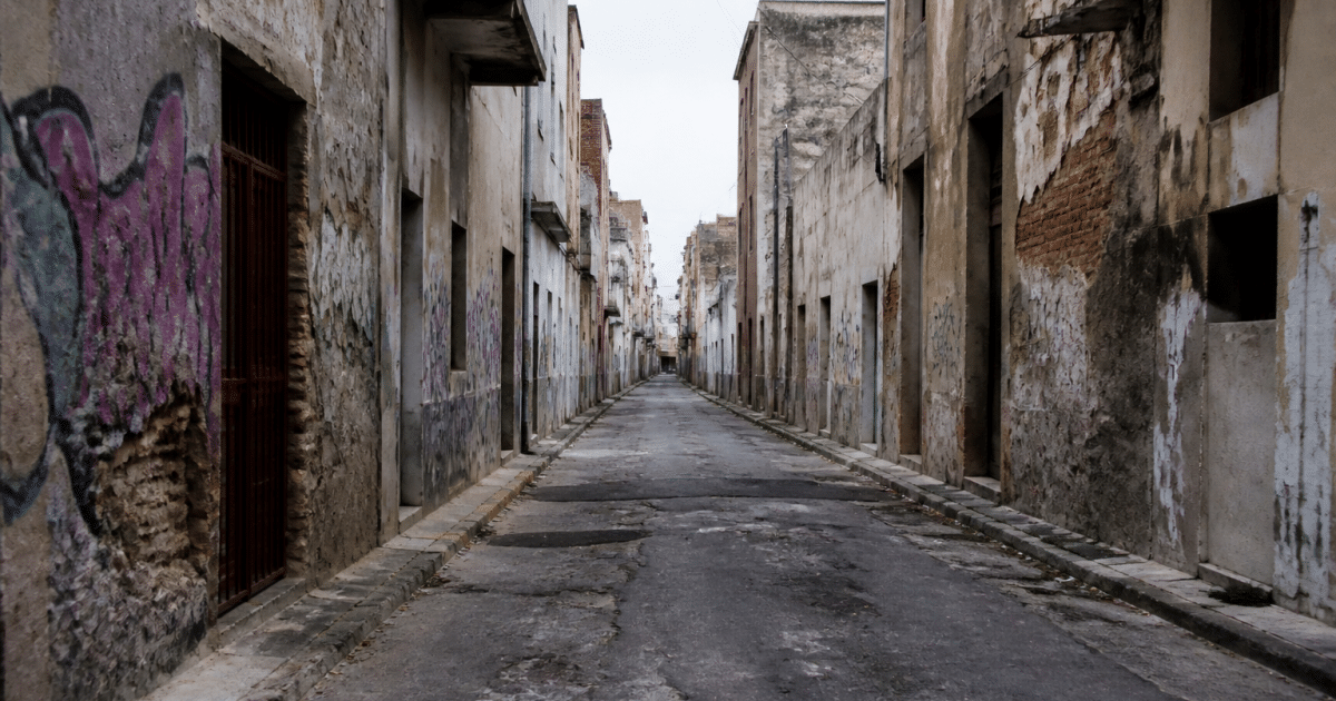 rues désertes avec immeubles délabidés et graffitis visibles