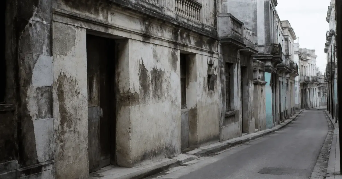 Rue urbaine déserte avec immeubles delabres et facades degradees