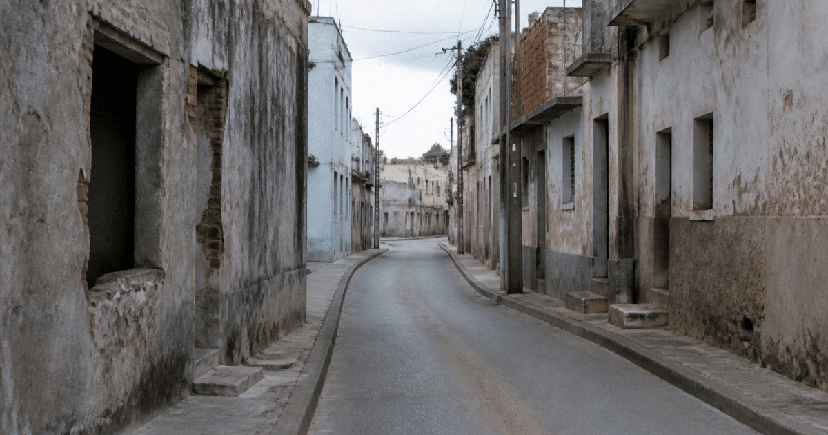 Rue urbaine défavorisée avec bâtiments dégradés et rues vides