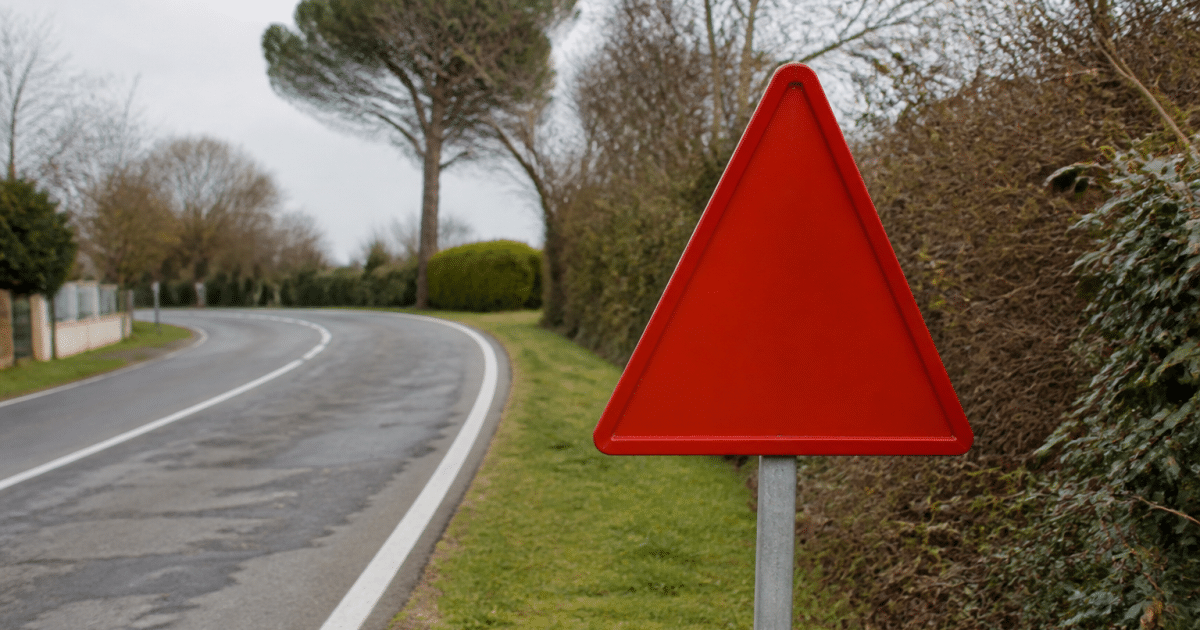 Panneau routier rouge indiquant zone dangereuse Marmande