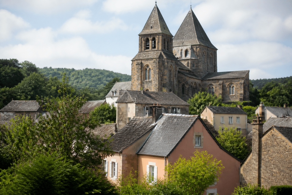 Eglise ancienne dominant petites maisons colorees verdoyantes