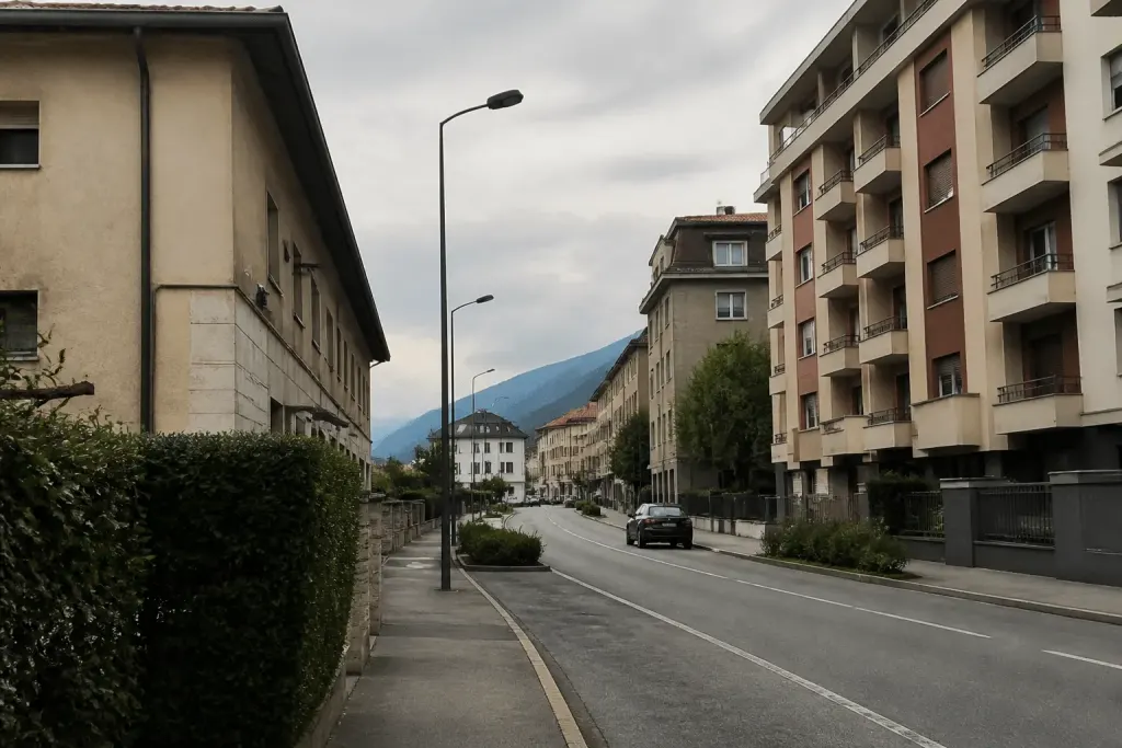 Rues de Sallanches avec immeubles résidentiels et panneaux urbains