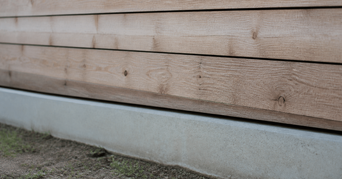 Planches bois posees horizontalement sur structure support beton