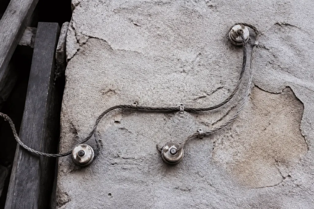 Vieux fils electriques uses dans une paroi de maison